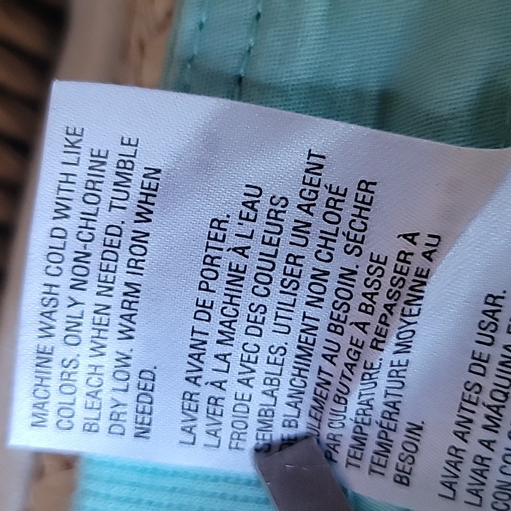 Style & Co blue, mid rise, comfort waist capris, size 6 - Picture 11 of 11